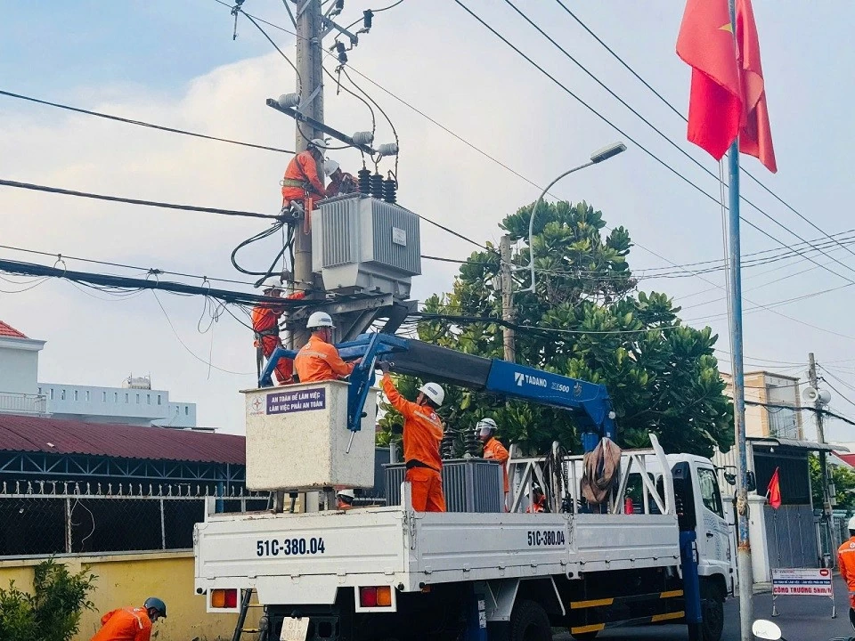 Các đơn vị Điện lực tăng cường quân số, ứng trực cao độ trong những ngày cao điểm nắng nóng. (Nguồn: EVN)
