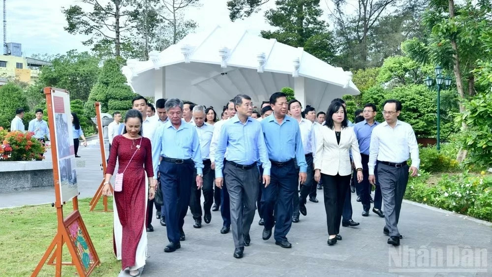 Thủ tướng Lê Minh Hưng dâng hương, viếng Mộ Cụ Phó bảng Nguyễn Sinh Sắc