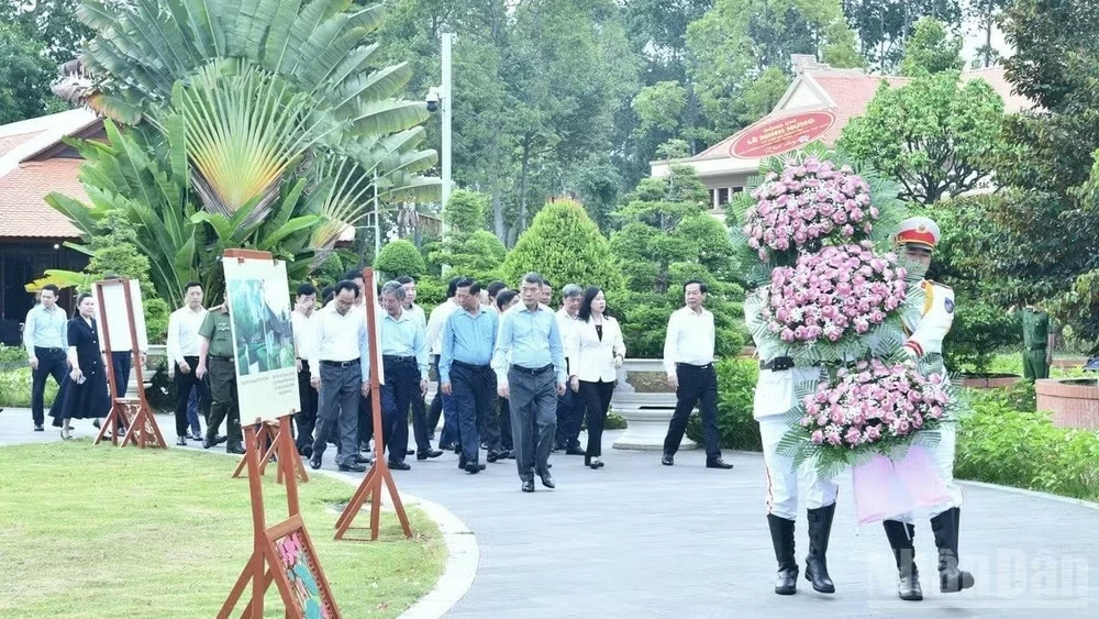 Thủ tướng Chính phủ Lê Minh Hưng dâng hương, viếng Mộ Cụ Phó bảng Nguyễn Sinh Sắc Thủ tướng Chính phủ Lê Minh Hưng dâng hương, viếng Mộ Cụ Phó bảng Nguyễn Sinh Sắc