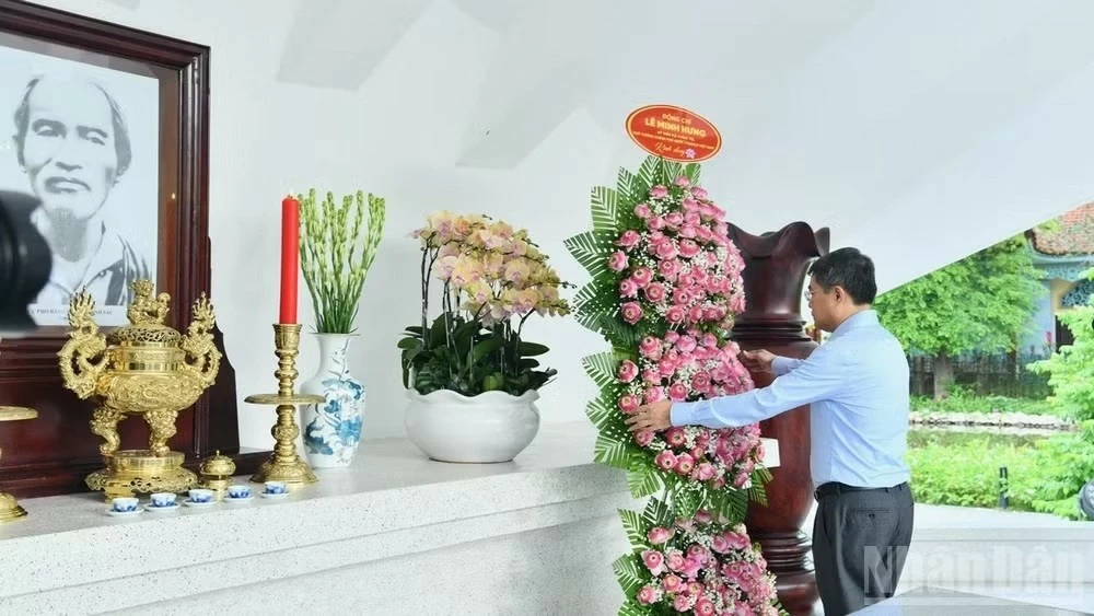 Thủ tướng Chính phủ Lê Minh Hưng dâng hương, viếng Mộ Cụ Phó bảng Nguyễn Sinh Sắc Thủ tướng Chính phủ Lê Minh Hưng dâng hương, viếng Mộ Cụ Phó bảng Nguyễn Sinh Sắc