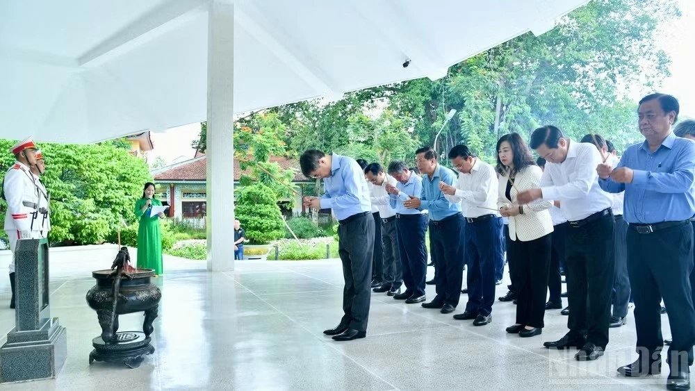 Thủ tướng Chính phủ Lê Minh Hưng dâng hương, viếng Mộ Cụ Phó bảng Nguyễn Sinh Sắc