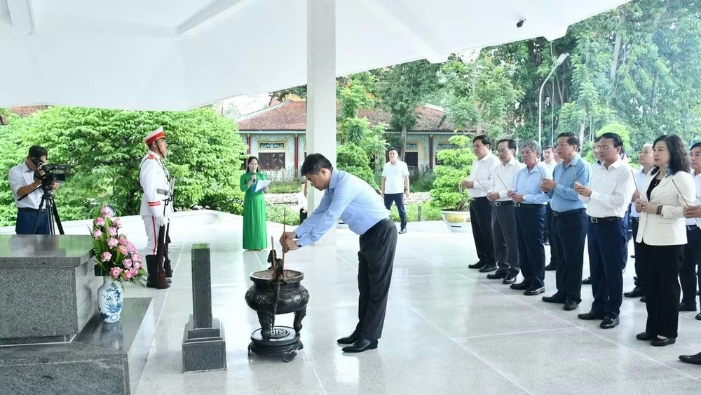 Thủ tướng Chính phủ Lê Minh Hưng dâng hương, viếng Mộ Cụ Phó bảng Nguyễn Sinh Sắc