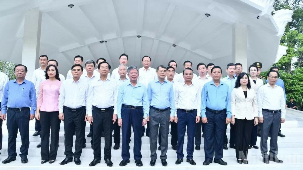Thủ tướng Chính phủ Lê Minh Hưng dâng hương, viếng Mộ Cụ Phó bảng Nguyễn Sinh Sắc