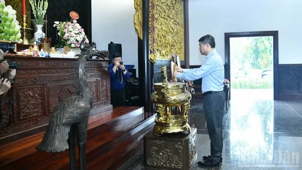 Thủ tướng Chính phủ Lê Minh Hưng dâng hương, viếng Mộ Cụ Phó bảng Nguyễn Sinh Sắc Thủ tướng Chính phủ Lê Minh Hưng dâng hương, viếng Mộ Cụ Phó bảng Nguyễn Sinh Sắc