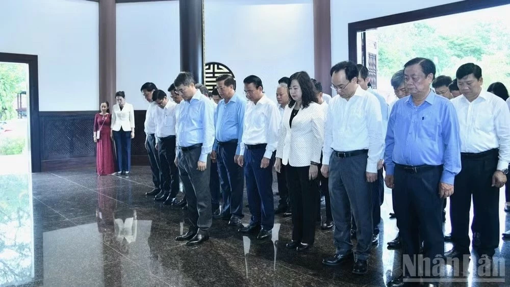 Thủ tướng Chính phủ Lê Minh Hưng dâng hương, viếng Mộ Cụ Phó bảng Nguyễn Sinh Sắc