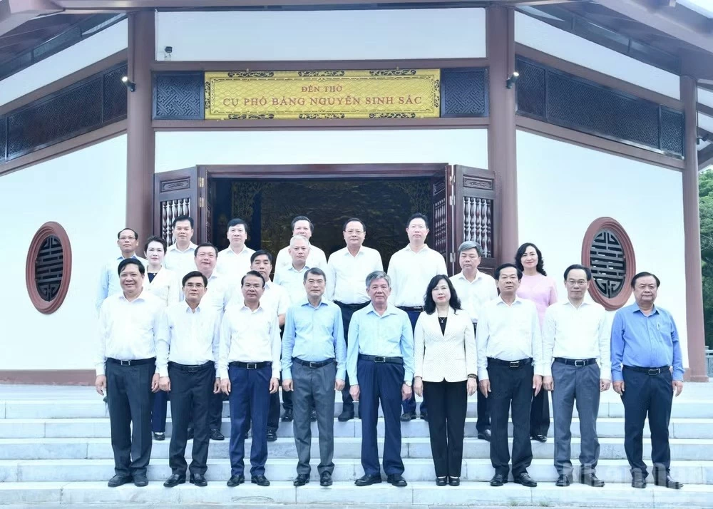 Thủ tướng Chính phủ Lê Minh Hưng dâng hương, viếng Mộ Cụ Phó bảng Nguyễn Sinh Sắc Thủ tướng Chính phủ Lê Minh Hưng dâng hương, viếng Mộ Cụ Phó bảng Nguyễn Sinh Sắc