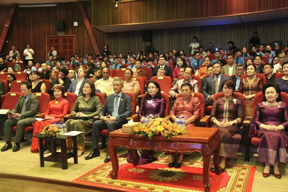 Rạng rỡ bản sắc văn hóa Việt, thắm tình hữu nghị Việt Nam-Campuchia
