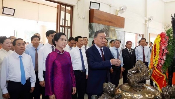 General Secretary, President To Lam pays tribute to President Ho Chi Minh in Thailand