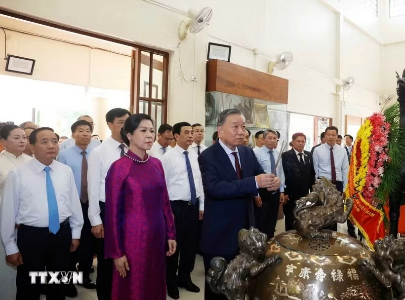 Tổng Bí thư, Chủ tịch nước Tô Lâm dâng hương tưởng niệm Chủ tịch Hồ Chí Minh tại Thái Lan