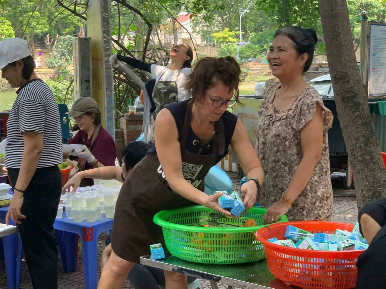 Dù vốn tiếng Việt còn hạn chế, chị Kate vẫn đều đặn mỗi tuần lan tỏa năng lượng tích cực và sự sẻ chia ấm áp đến với mọi người. (Ảnh: Đoàn Ngân)