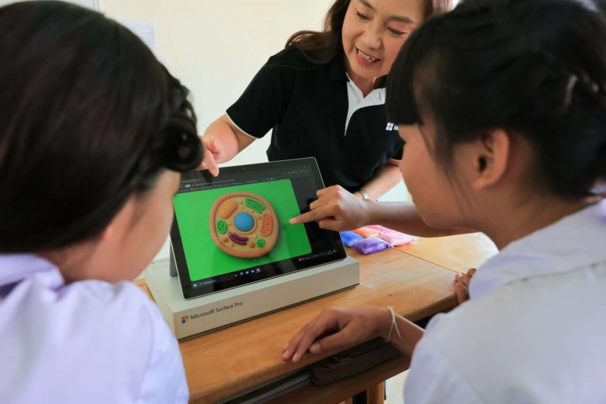 Giáo viên hướng dẫn học sinh khai thác thiết bị số trong giờ học, một phần của xu hướng đưa AI vào giáo dục. Giáo viên hướng dẫn học sinh khai thác thiết bị số trong giờ học, một phần của xu hướng đưa AI vào giáo dục.