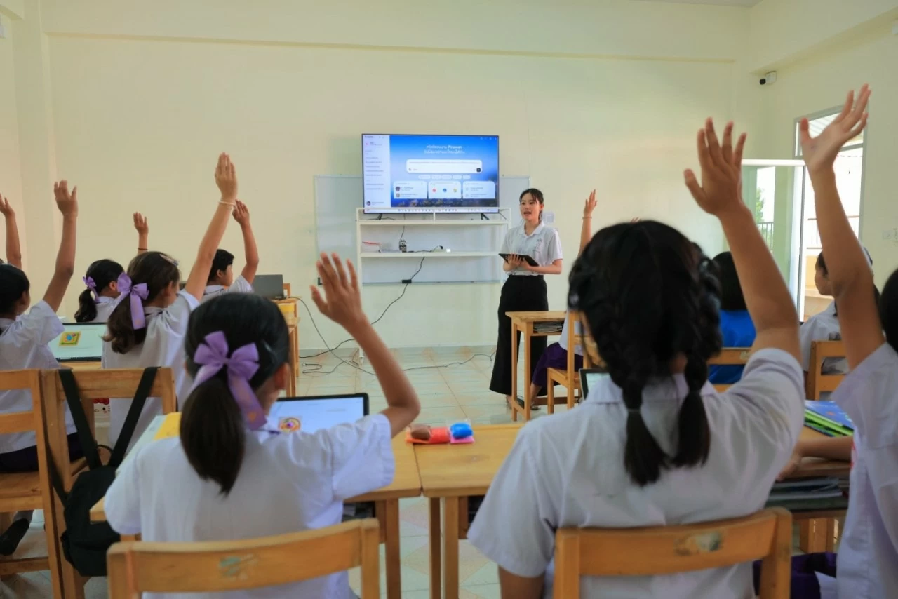 Học sinh trong một lớp học ứng dụng AI tại Thái Lan hào hứng trả lời câu hỏi của giáo viên.