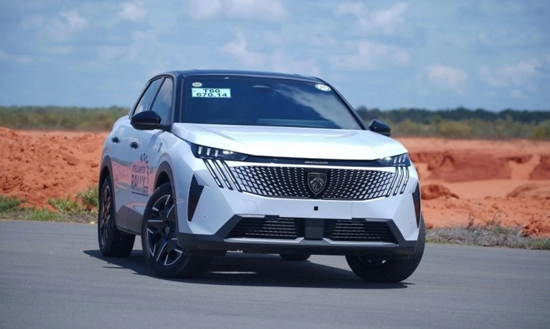 Peugeot 3008 tiếp tục theo đuổi phong c&aacute;ch SUV coupe với phần mui vuốt thấp dần về ph&iacute;a sau nhằm tạo cảm gi&aacute;c thể thao v&agrave; trẻ trung hơn.