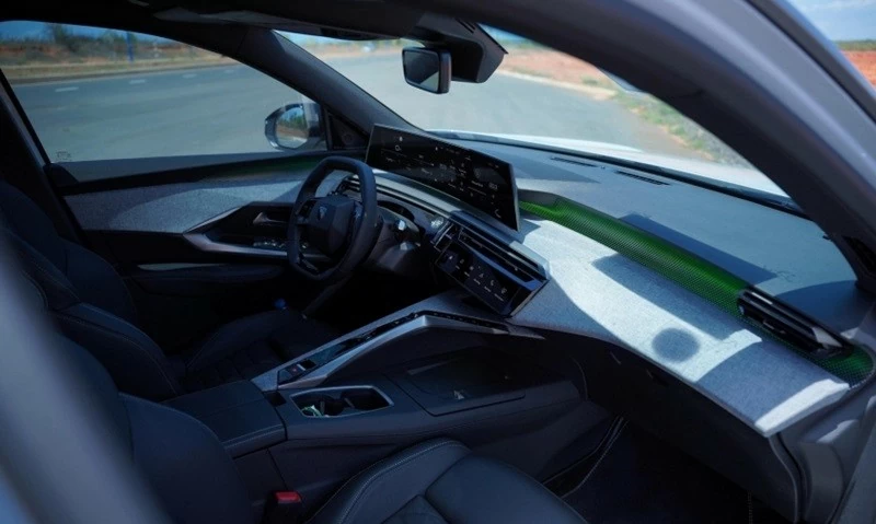Khoang nội thất của Peugeot 3008 tiếp tục sử dụng triết l&yacute; i-Cockpit nhưng đ&atilde; được n&acirc;ng cấp l&ecirc;n thế hệ Panoramic i-Cockpit mới.