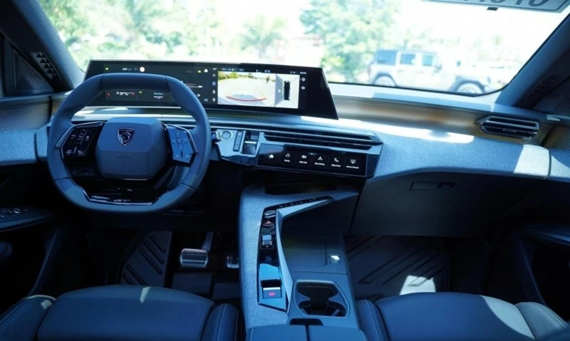 Khoang cabin của Peugeot 5008 c&oacute; thiết kế gần giống 3008.