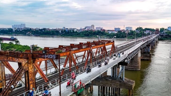 Xe máy, xe thô sơ, người đi bộ lưu thông trở lại trên cầu Long Biên