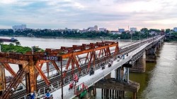 Xe máy, xe thô sơ, người đi bộ lưu thông trở lại trên cầu Long Biên