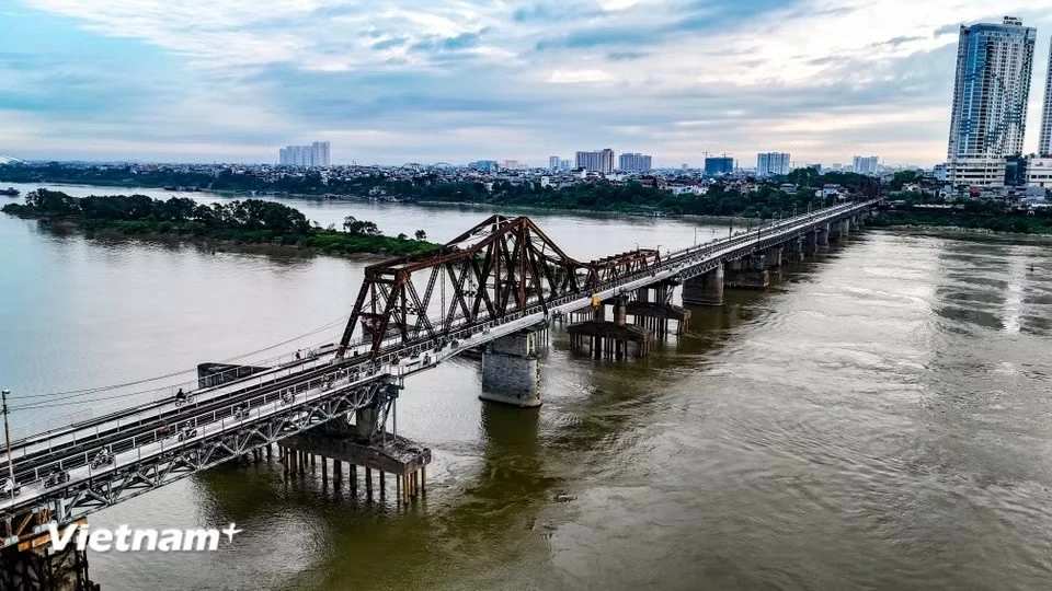 Xe máy, xe thô sơ, người đi bộ lưu thông trở lại trên cầu Long Biên