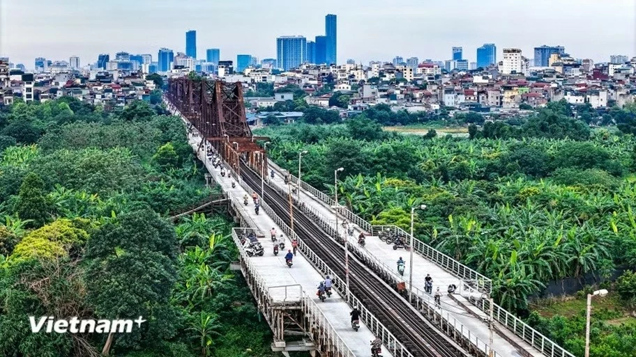 Xe máy, xe thô sơ, người đi bộ lưu thông trở lại trên cầu Long Biên
