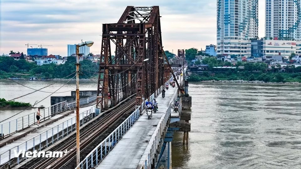 Xe máy, xe thô sơ, người đi bộ lưu thông trở lại trên cầu Long Biên