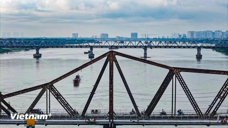 Xe máy, xe thô sơ, người đi bộ lưu thông trở lại trên cầu Long Biên