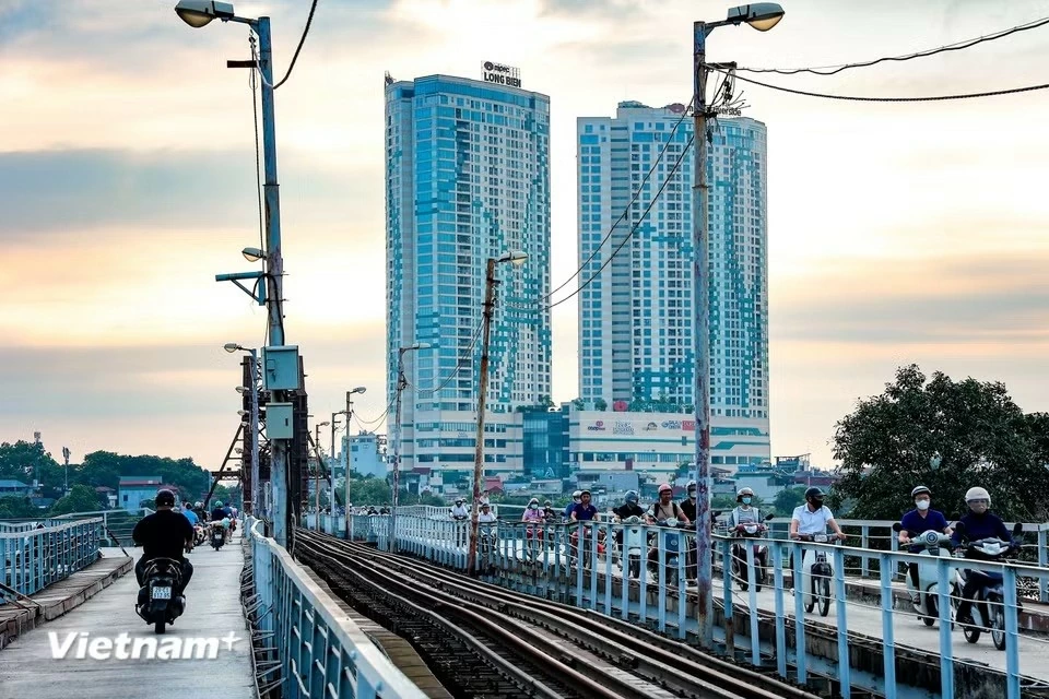 Xe máy, xe thô sơ, người đi bộ lưu thông trở lại trên cầu Long Biên
