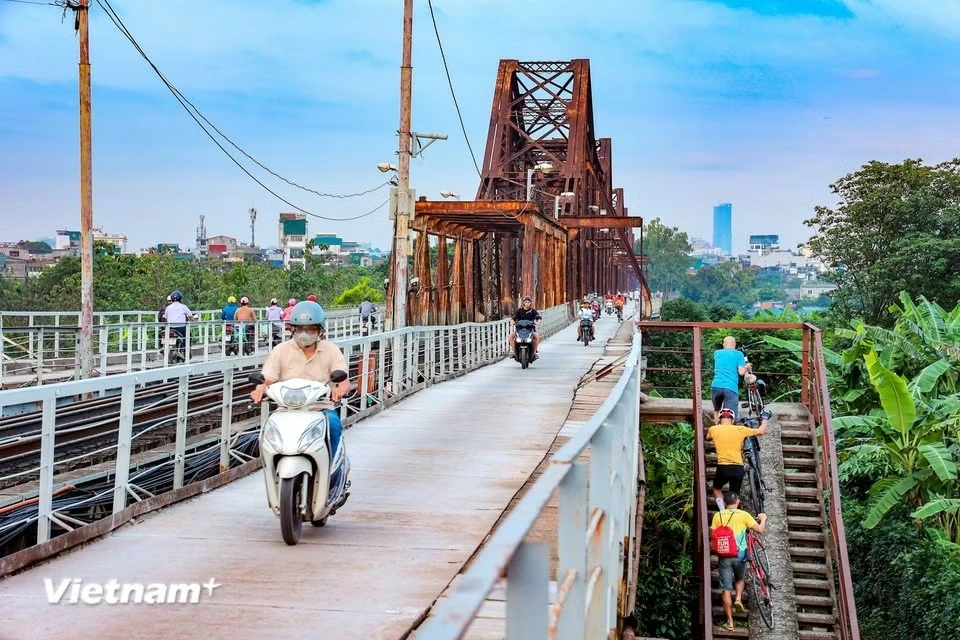 Xe máy, xe thô sơ, người đi bộ lưu thông trở lại trên cầu Long Biên