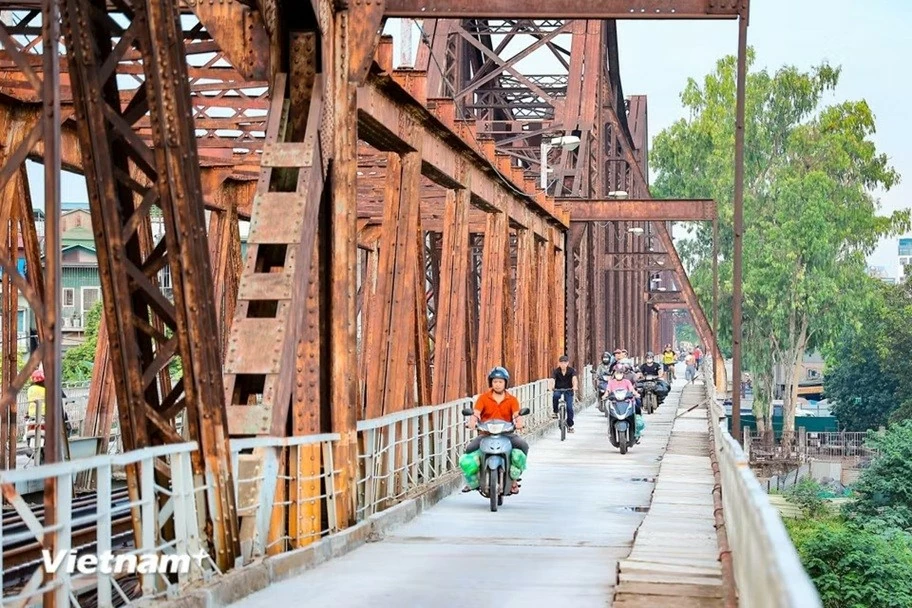 Xe máy, xe thô sơ, người đi bộ lưu thông trở lại trên cầu Long Biên