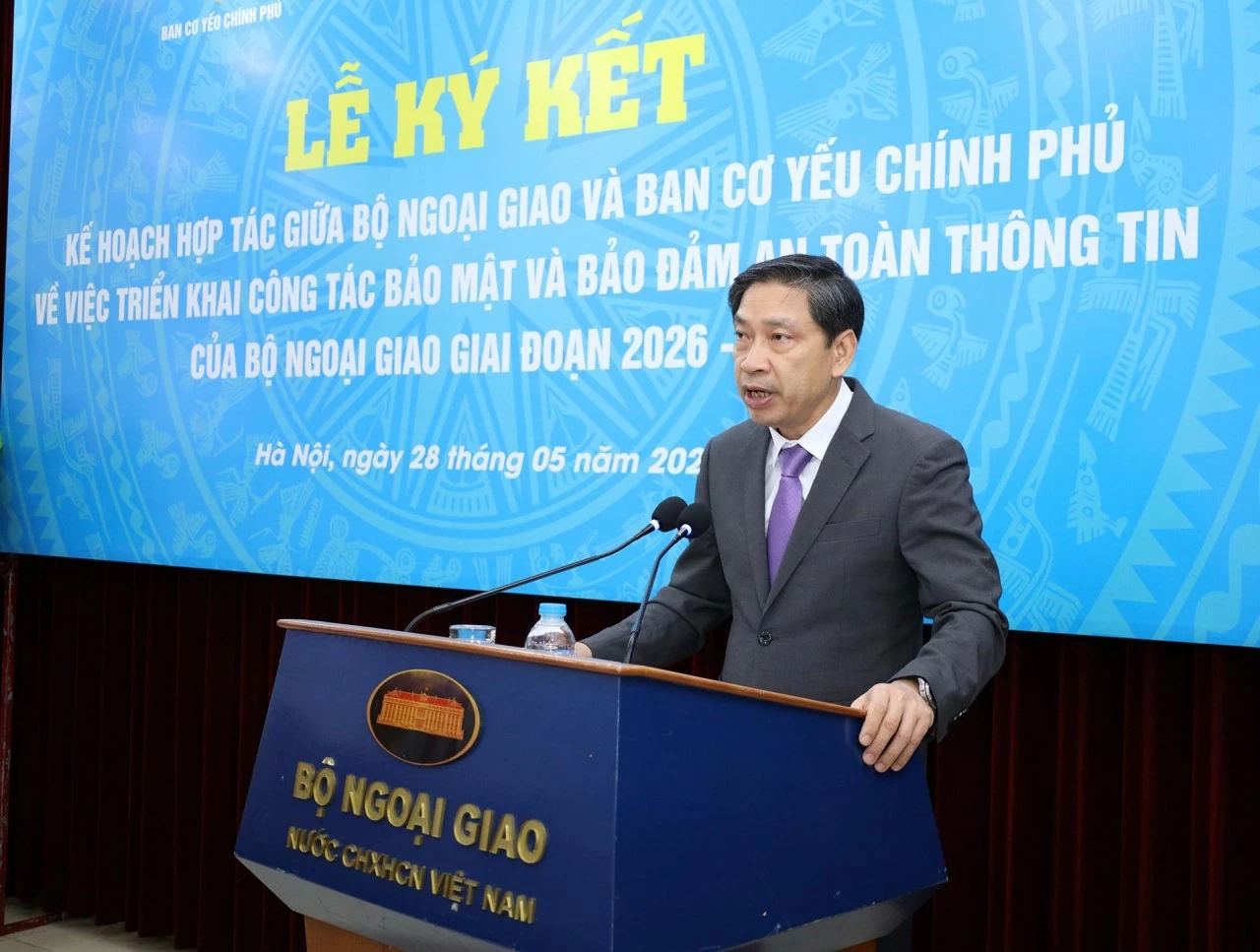 Trung tướng Vũ Ngọc Thiềm, Trưởng ban Ban Cơ yếu Chính phủ phát biểu tại Hội nghị. (Ảnh: Thành Long)