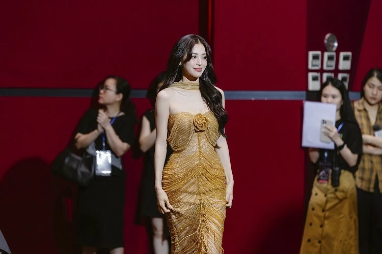 Bộ phim điện ảnh 'Ốc mượn hồn' ra mắt khán giả Hà Nội, thu hút đông đảo nghệ sĩ tham dự