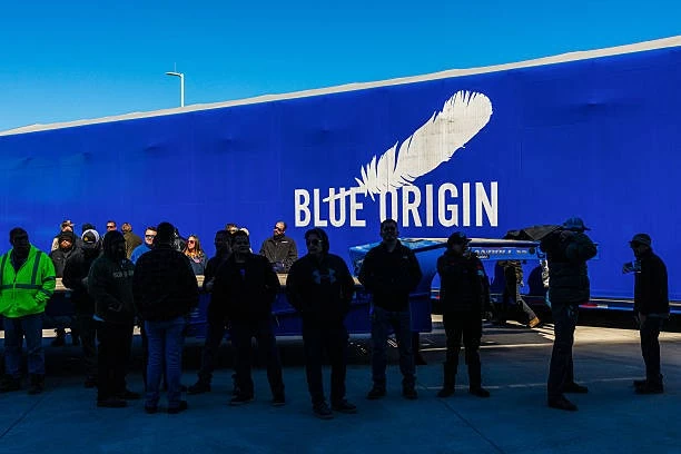 Blue Origin là công ty hàng không vũ trụ do tỷ phú Jeff Bezos sáng lập, cạnh tranh trực tiếp với SpaceX trong lĩnh vực không gian thương mại. (Nguồn: Getty Images) Blue Origin là công ty hàng không vũ trụ do tỷ phú Jeff Bezos sáng lập, cạnh tranh trực tiếp với SpaceX trong lĩnh vực không gian thương mại. (Nguồn: Getty Images)