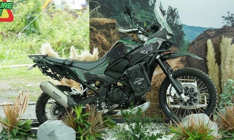 Kawasaki KLE500 ABS 2026 định hướng theo phong cách việt dã với thiết kế lấy cảm hứng từ các giải đua rally đường trường.