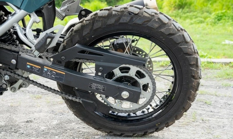 KLE500 ABS 2026 được trang bị phanh ABS hai kênh có thể bật hoặc tắt tùy nhu cầu sử dụng. 
