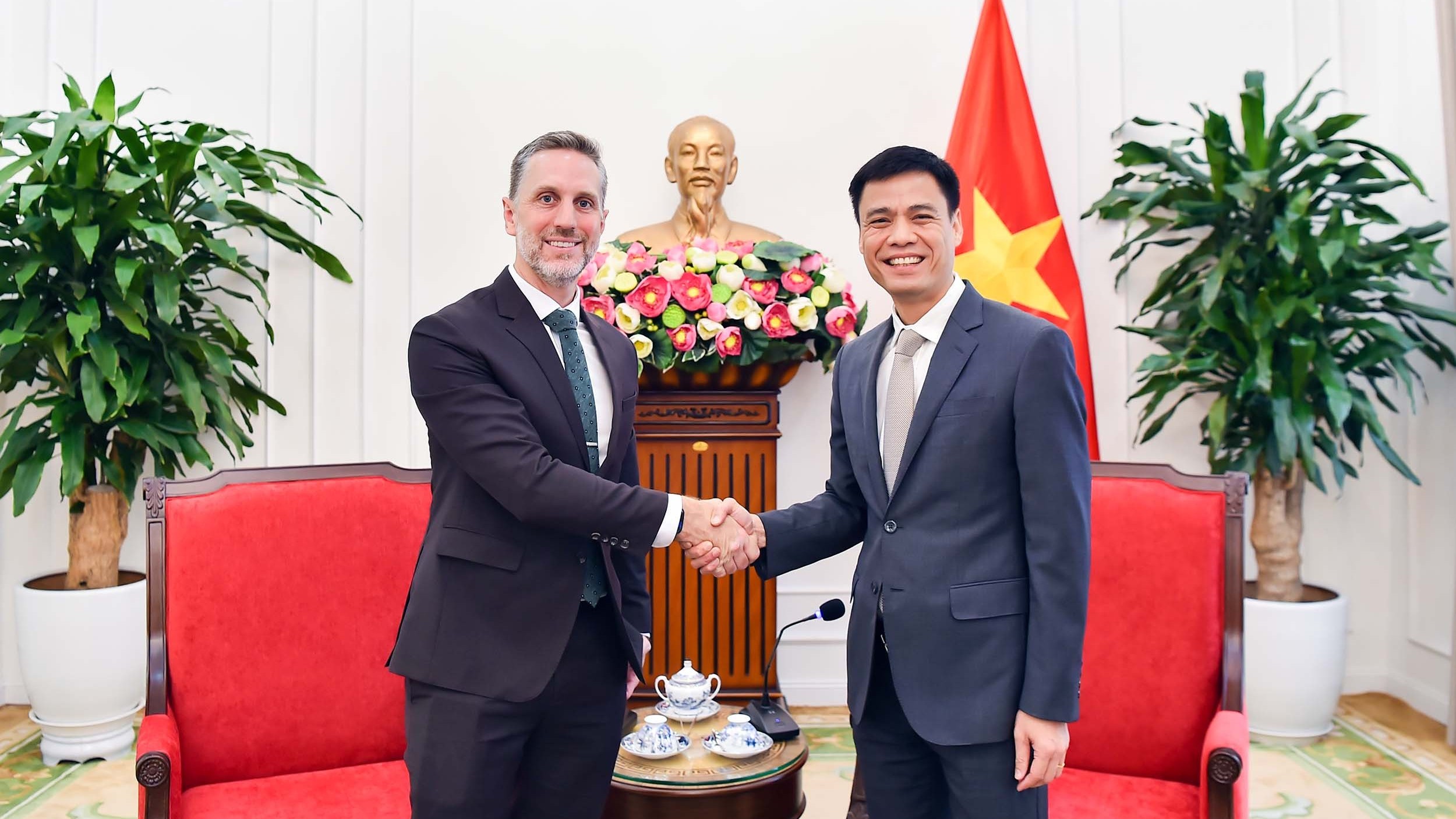 Thứ trưởng Ngoại giao Đặng Hoàng Giang làm việc Trưởng đại diện Quỹ Dân số Liên hợp quốc tại Việt Nam