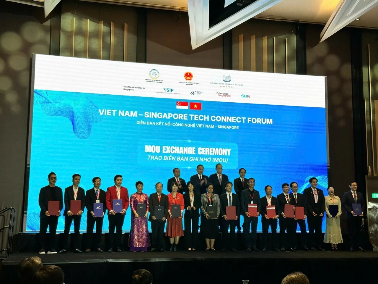 Trong số các đơn vị được lựa chọn ký kết hợp tác chính thức tại diễn đàn, Arobid và Hiệp hội Trí tuệ Nhân tạo Singapore (SAIA) gây chú ý với thỏa thuận hướng đến phát triển hệ sinh thái AI phục vụ thương mại và đầu tư số xuyên biên giới. Trong số các đơn vị được lựa chọn ký kết hợp tác chính thức tại diễn đàn, Arobid và Hiệp hội Trí tuệ Nhân tạo Singapore (SAIA) gây chú ý với thỏa thuận hướng đến phát triển hệ sinh thái AI phục vụ thương mại và đầu tư số xuyên biên giới.