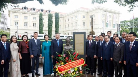 General Secretary, President To Lam lays wreaths in tribute to President Ho Chi Minh in Singapore