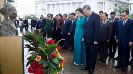 Tổng Bí thư, Chủ tịch nước Tô Lâm dâng hoa trước tượng Chủ tịch Hồ Chí Minh tại Singapore