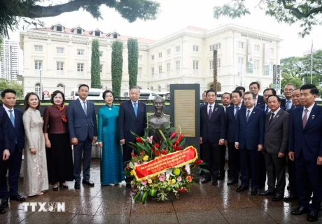 Tổng Bí thư, Chủ tịch nước dâng hoa trước tượng Chủ tịch Hồ Chí Minh tại Singapore Tổng Bí thư, Chủ tịch nước dâng hoa trước tượng Chủ tịch Hồ Chí Minh tại Singapore