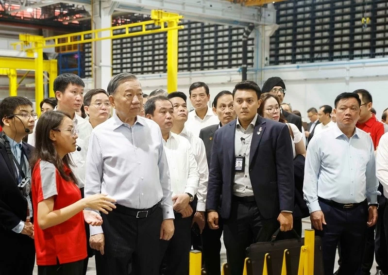Tổng Bí thư, Chủ tịch nước Tô Lâm và các đại biểu Việt Nam thăm Trung tâm Thử nghiệm Đường sắt Singapore. Ảnh: TTXVN Tổng Bí thư, Chủ tịch nước Tô Lâm và các đại biểu Việt Nam thăm Trung tâm Thử nghiệm Đường sắt Singapore. Ảnh: TTXVN