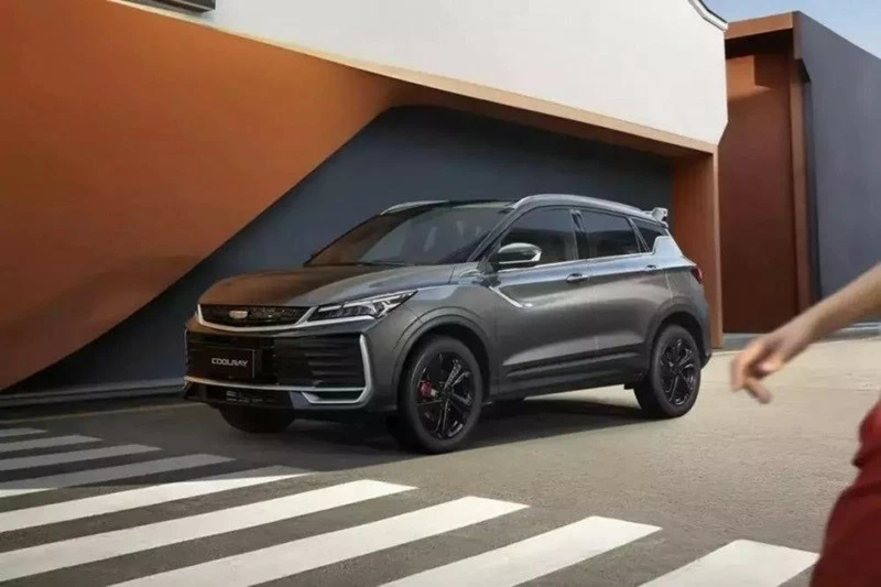 Geely Coolray 2026 được thiết kế sắc nét hơn với cụm đèn LED mới, dải đèn ban ngày chia ba khoang và hốc gió mở rộng.
