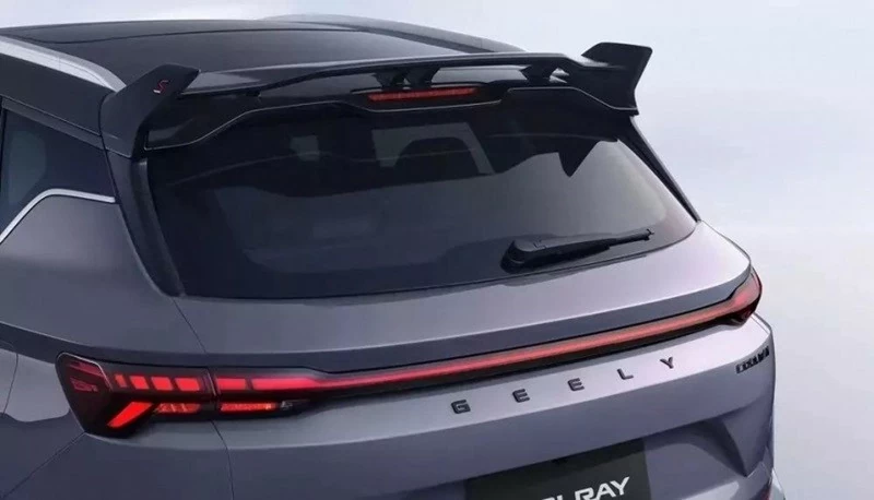 Geely Coolray 2026 sử dụng động cơ tăng áp 1.5L mới cho công suất 181 mã lực và mô-men xoắn 290 Nm, kết hợp hộp số ly hợp kép ướt 7 cấp.