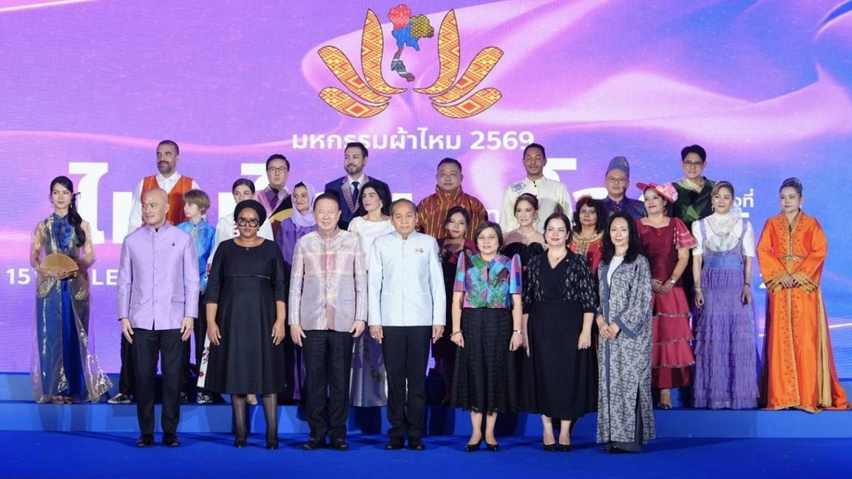 Lụa Thái bước ra thế giới qua sàn diễn của các Đại sứ