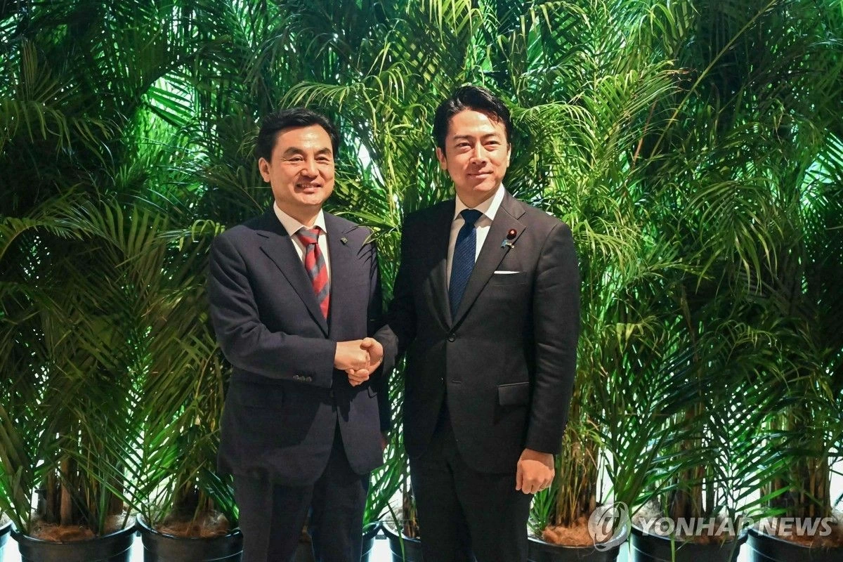 Bộ trưởng Quốc phòng Nhật Bản Shinjiro Koizumi (phải) bắt tay Bộ trưởng Quốc phòng Hàn Quốc Ahn Gyu-back bên lề Hội nghị Đối thoại Shangri-La lần thứ 23 tại Singapore ngày 29/5/2026. (Yonhap)