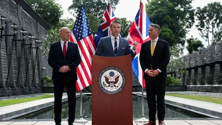 Bộ trưởng Chiến tranh Mỹ Pete Hegseth phát biểu tại Đối thoại Shangri-La ở Singapore ngày 30/5, kêu gọi các đồng minh tăng mạnh chi tiêu quốc phòng và chấm dứt tình trạng phụ thuộc vào ngân sách quốc phòng của Washington.