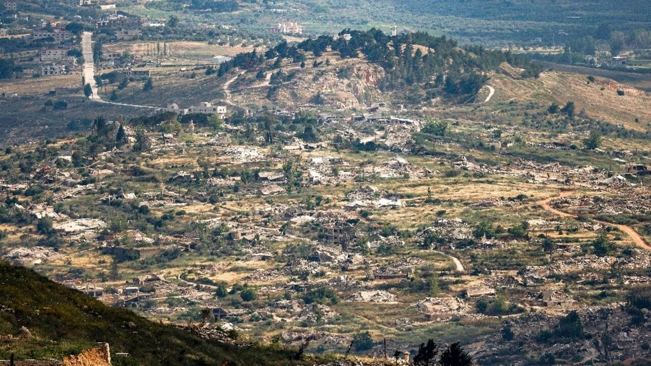 Toàn cảnh ngôi làng Kfar Kila ở miền Nam Lebanon với nhiều công trình bị phá hủy sau các đợt giao tranh, ghi nhận từ khu vực Thượng Galilee ở miền Bắc Israel ngày 29/5. (Ảnh: Al-Monitor) Toàn cảnh ngôi làng Kfar Kila ở miền Nam Lebanon với nhiều công trình bị phá hủy sau các đợt giao tranh, ghi nhận từ khu vực Thượng Galilee ở miền Bắc Israel ngày 29/5. (Ảnh: Al-Monitor)