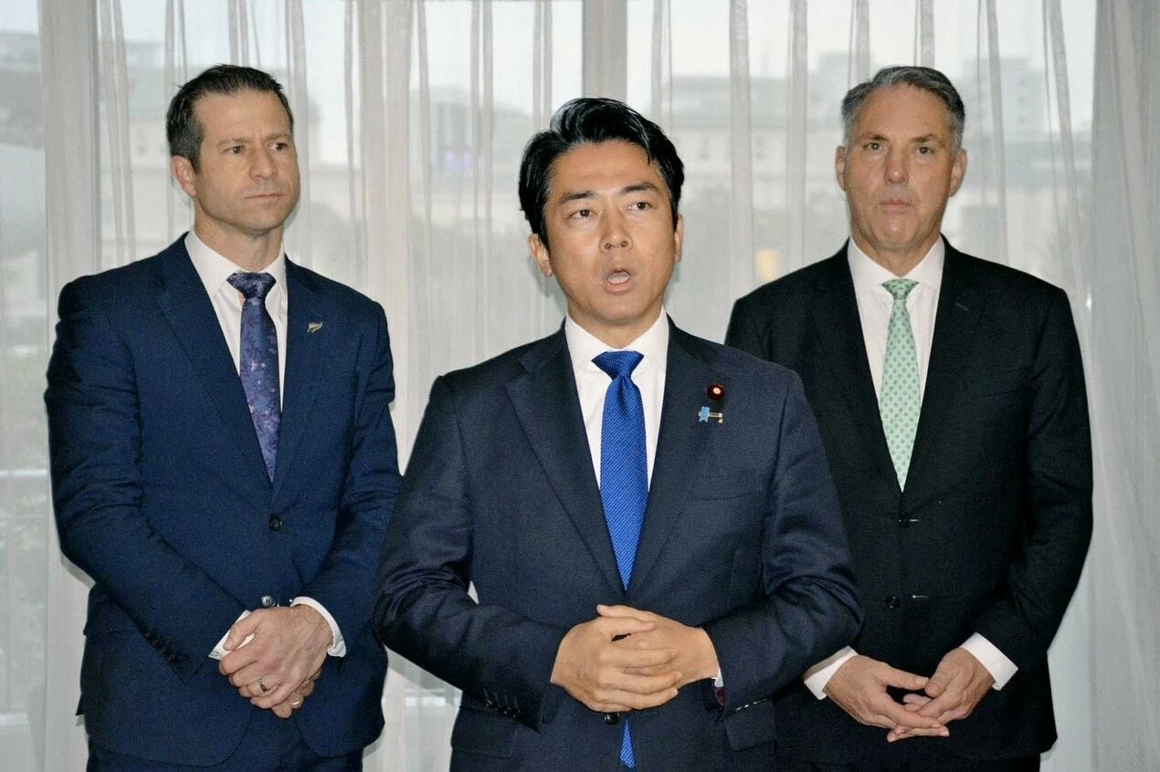 Bộ trưởng Quốc phòng Nhật Bản Shinjiro Koizumi (giữa) gặp Bộ trưởng Quốc phòng New Zealand Chris Penk (trái) và Bộ trưởng Quốc phòng Australia Richard Marles tại Singapore ngày 30/5/2026, bên lề Diễn đàn an ninh khu vực Shangri-La. (Nguồn: Kyodo News)