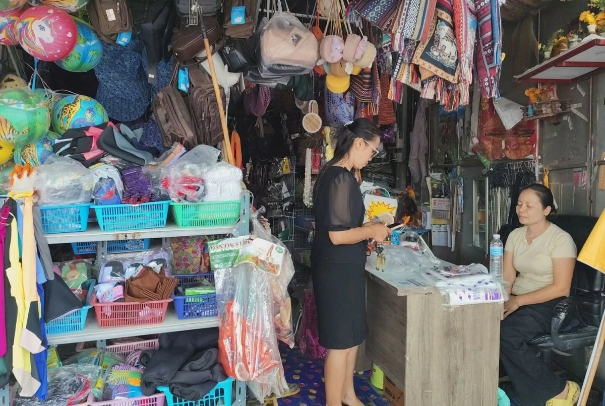 Một người phụ nữ sử dụng điện thoại thông minh để quét mã QR thanh toán cho một giao dịch tại cửa hàng ở huyện Non Daeng, tỉnh Nakhon Ratchasima, Thái Lan. (Nguồn: Prasit Tangprasert)