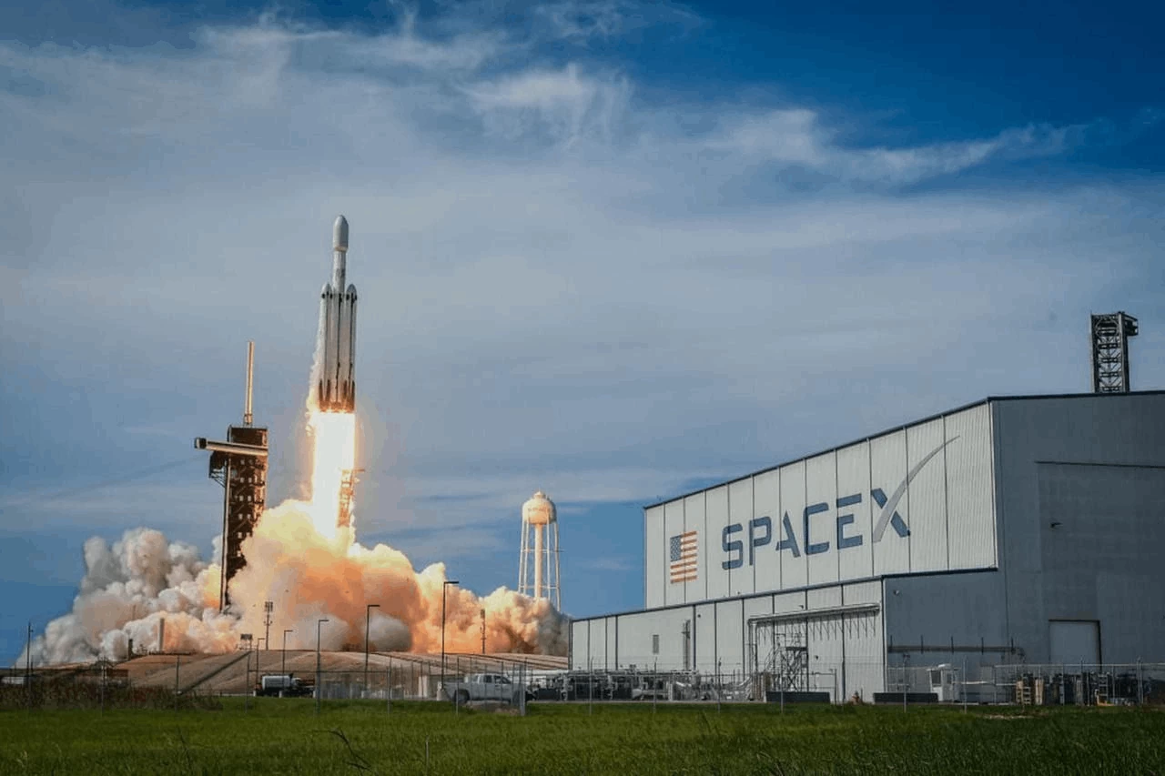 SpaceX được Lực lượng Không gian Mỹ ký hợp đồng trị giá 4,16 tỷ USD để phát triển hệ thống chòm vệ tinh radar theo dõi mục tiêu bay từ quỹ đạo, tăng cường năng lực giám sát toàn cầu. (Nguồn: Azer News)