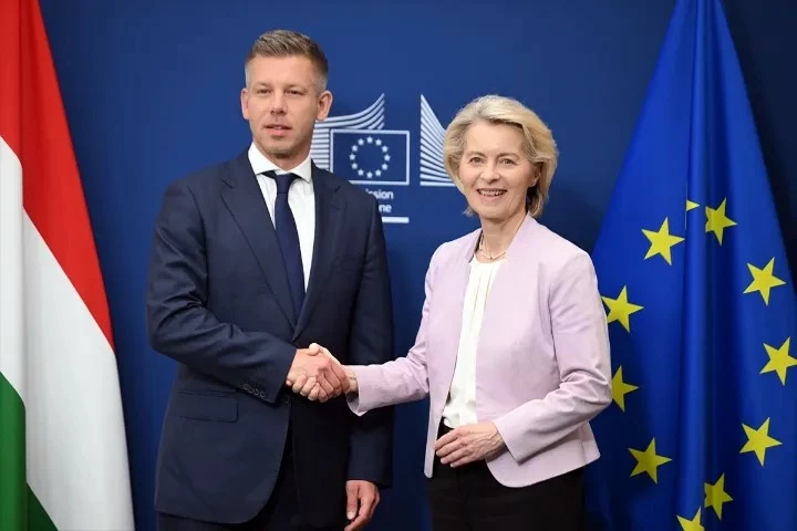 Thủ tướng Hungary Peter Magyar và Chủ tịch Ủy ban châu Âu Ursula von der Leyen trong cuộc gặp tại Brussels, Bỉ. (Ảnh: Anadolu)