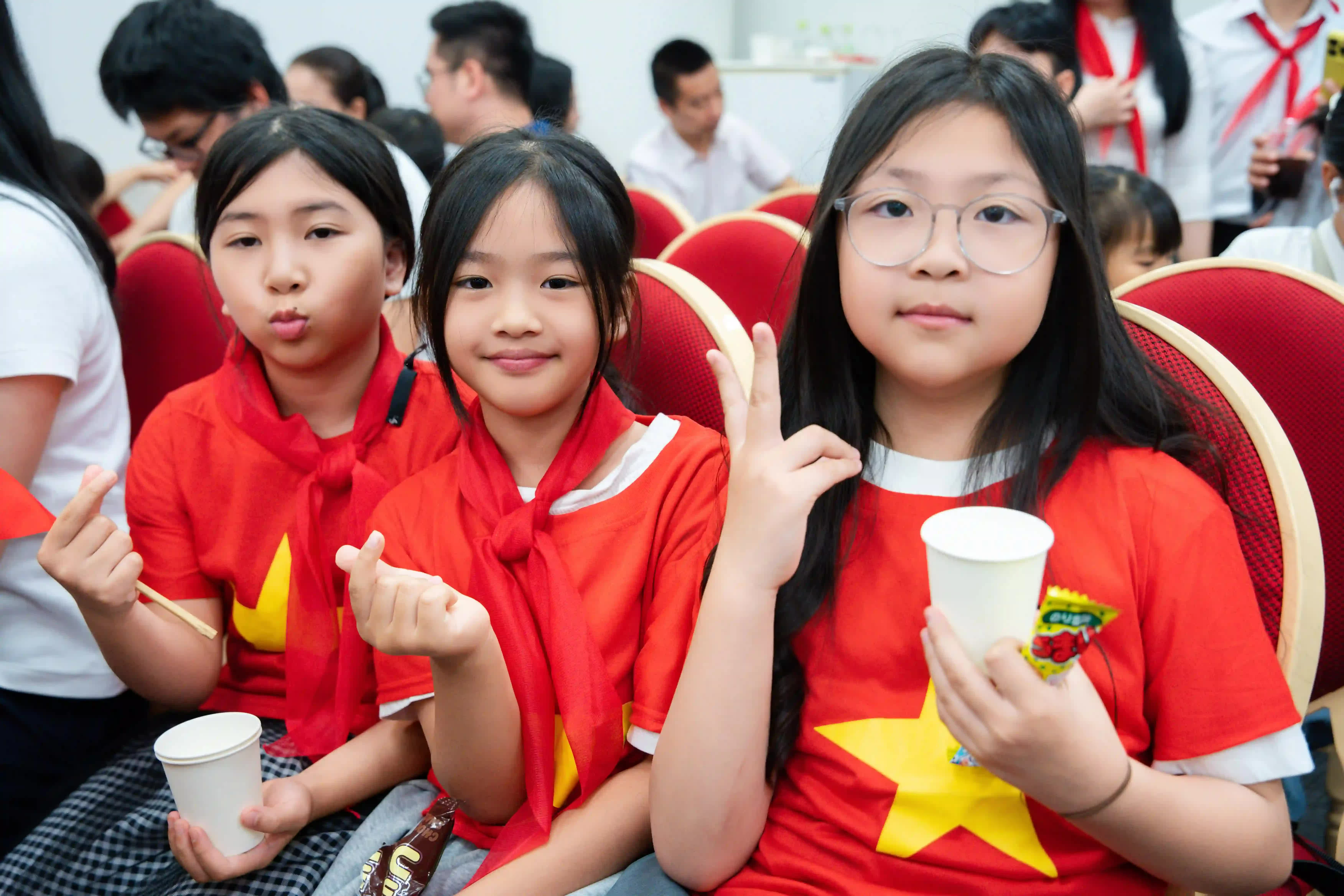 Các em nhỏ tại buổi lễ vinh danh “Vui học tiếng Việt, nhớ ơn Bác Hồ” rạng rỡ tham gia các tiết mục giao lưu, thể hiện tình yêu tiếng Việt và niềm vui trong ngày hội cộng đồng.